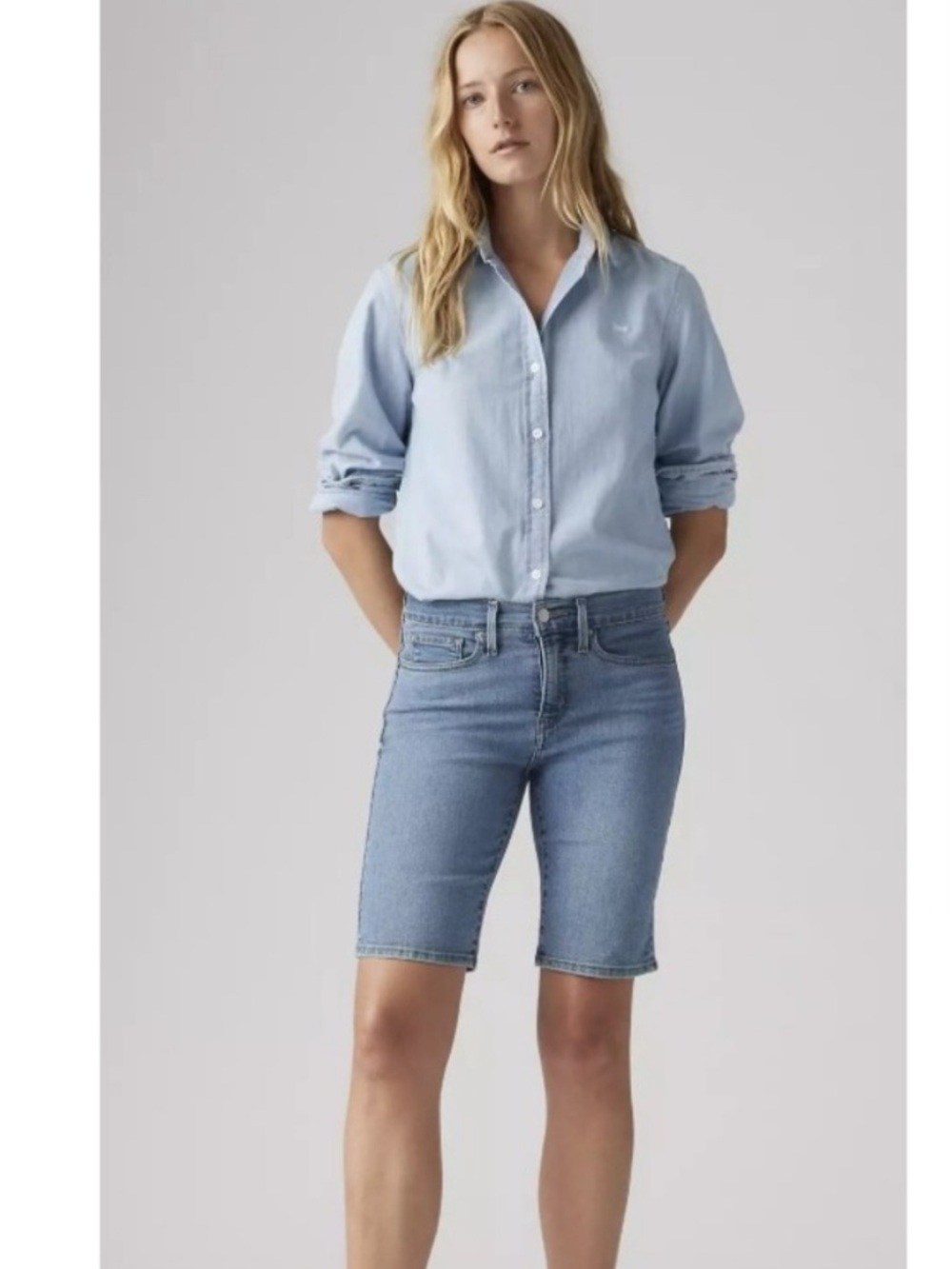 Levi’s Classic Bermuda Denim Shorts Women’s Size 33 light wash stretch jeans